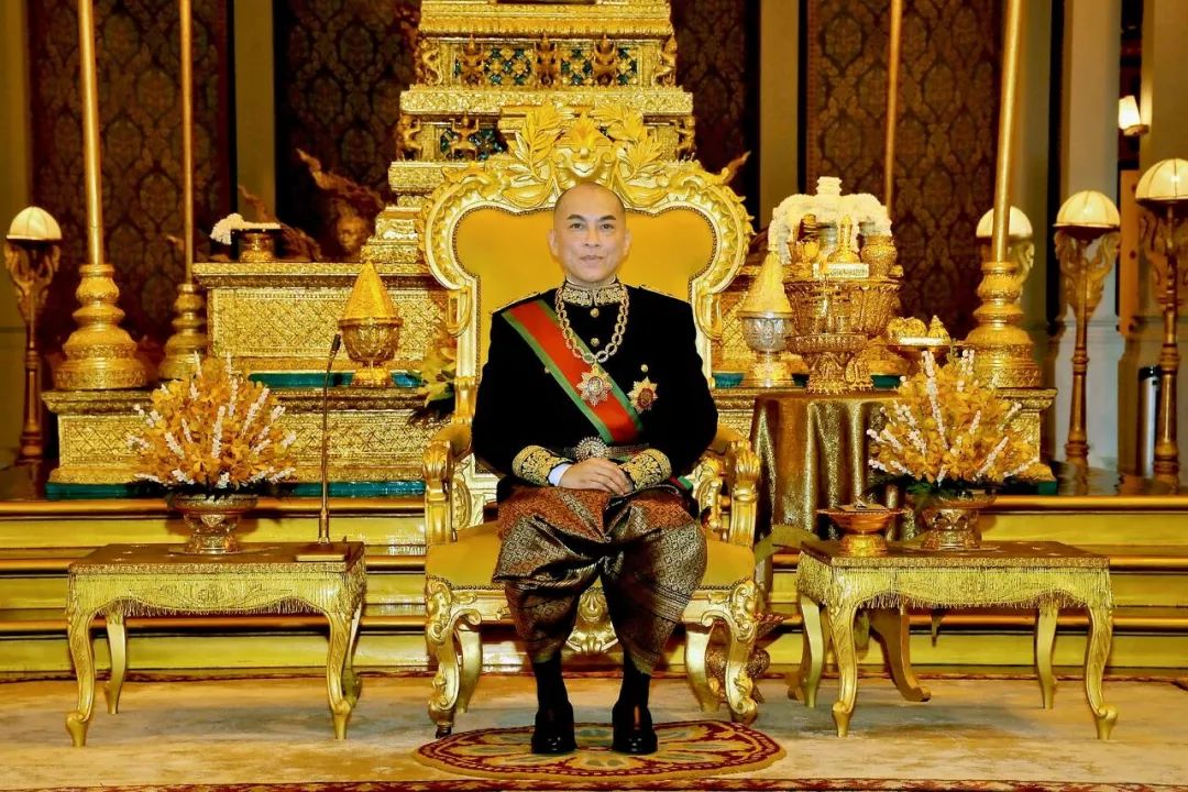 他还是那个温文尔雅的帅气国王 那个爱护柬埔寨百姓的国王 生活了那么