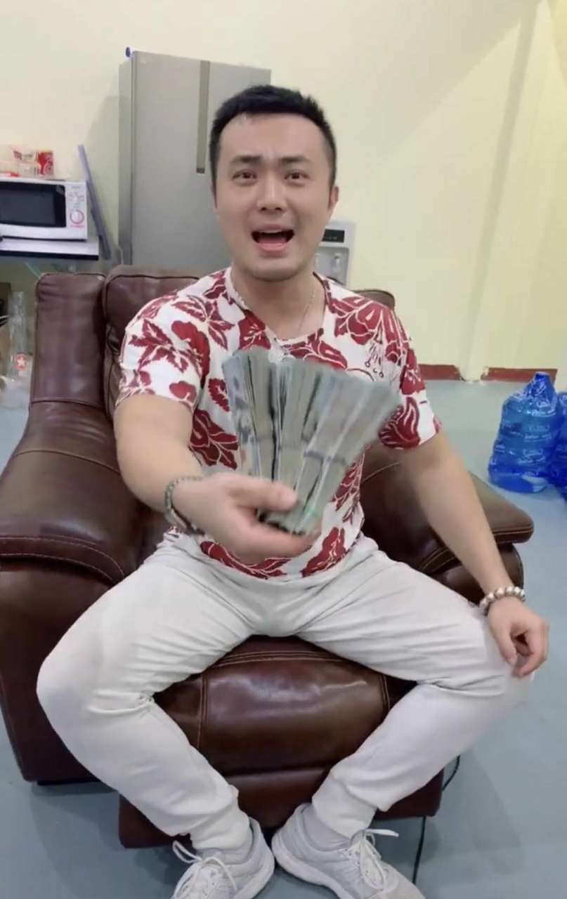 说实话我原来是在这绑架者人称阿杰,杰哥原名洪俊杰的手下工作的.