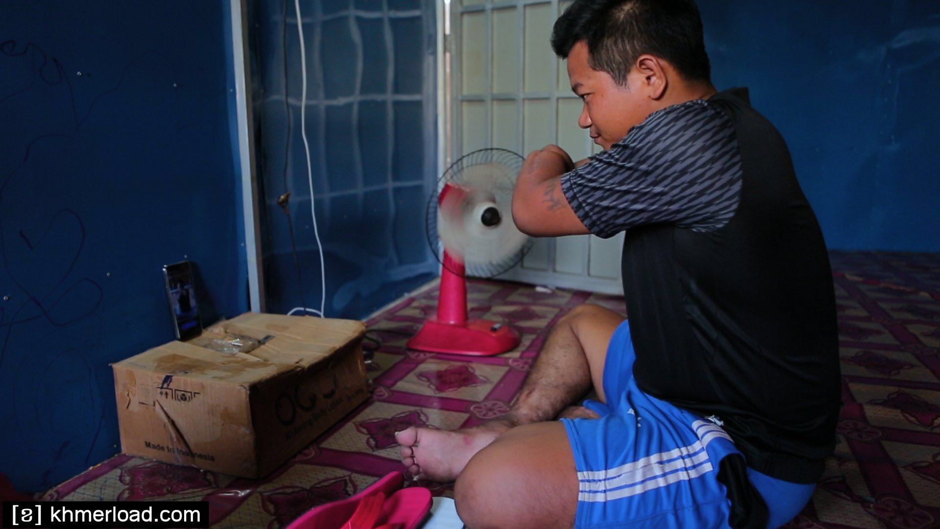 双手残疾男子因通过网络直播销售鞋子走红[复制链接]