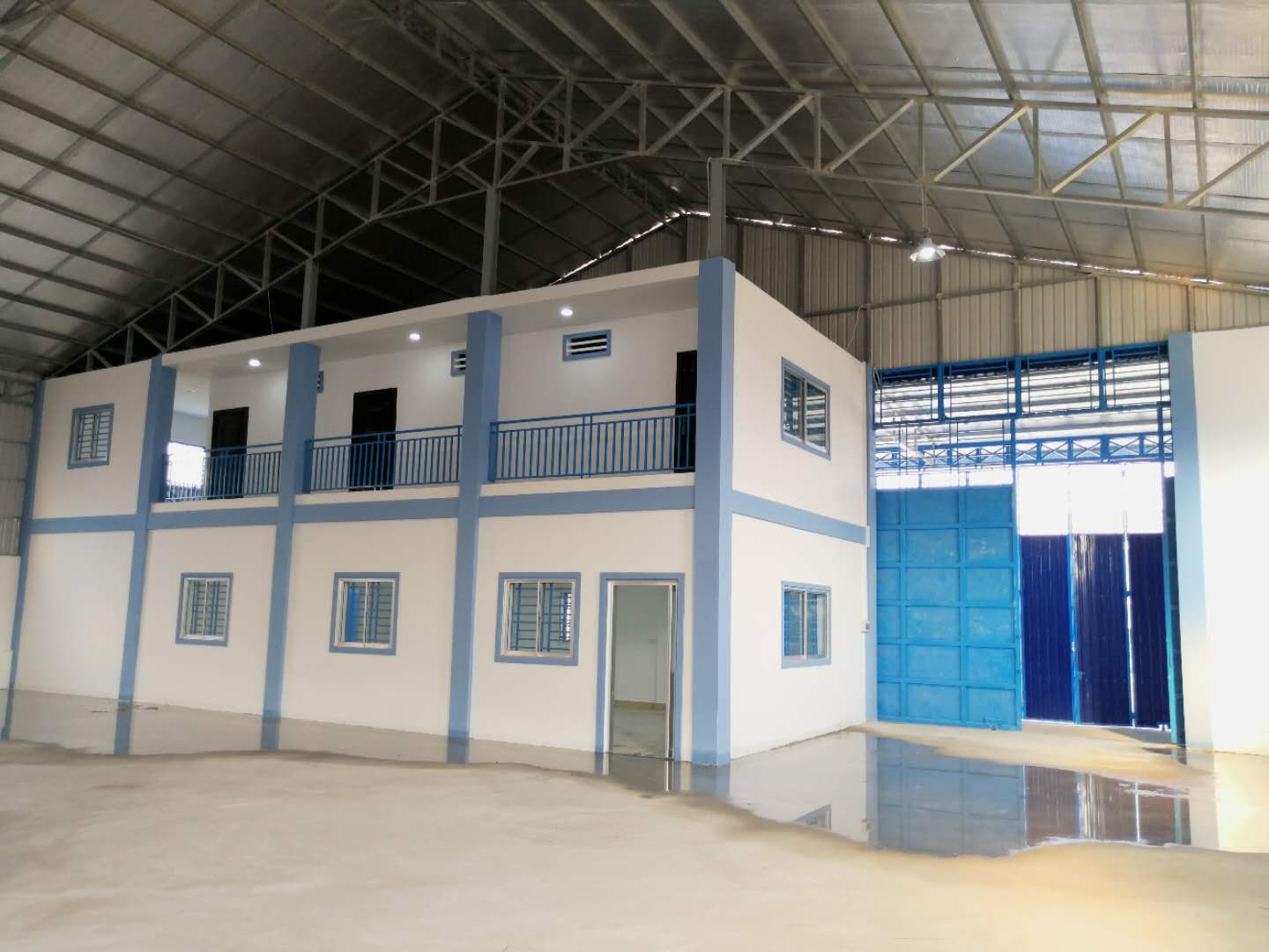 租金3200美元/ 月总面积1350 平方米,屋顶隔热板3 个住宿 wc 1 个厨房