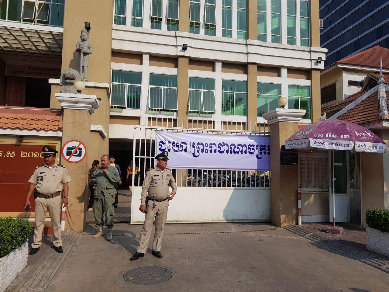 rock老板陈丰天被押往金边法院审讯