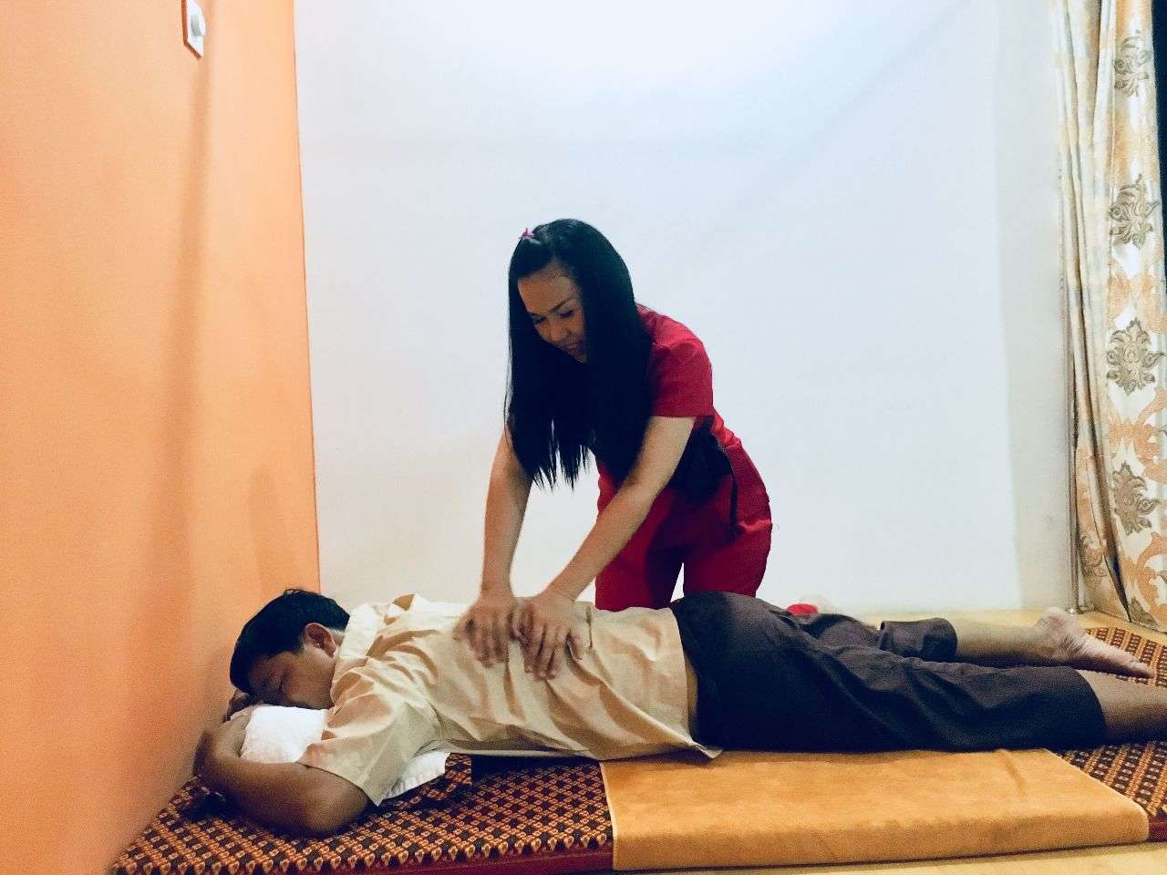 招聘柬埔寨会中文的前台接待
