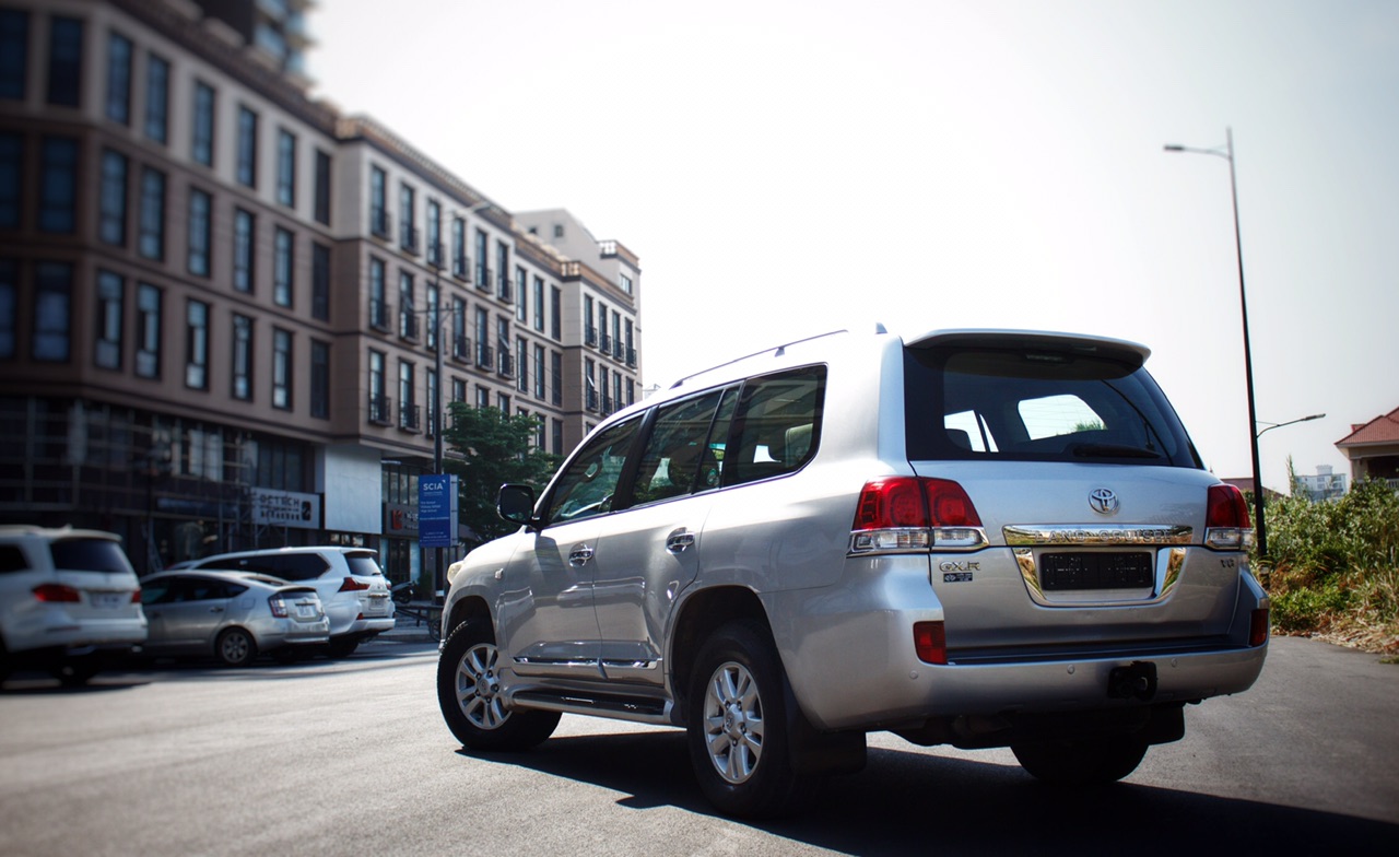 2010年丰田陆巡v6,刚刚下柜,喜欢的联系[复制链接]