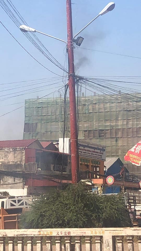 就在今天下午2点,西港有一处电线杆上的电线着火了,起火原因还不清楚