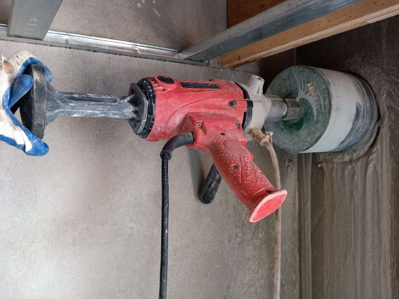 兄弟绳锯切割钻孔团队