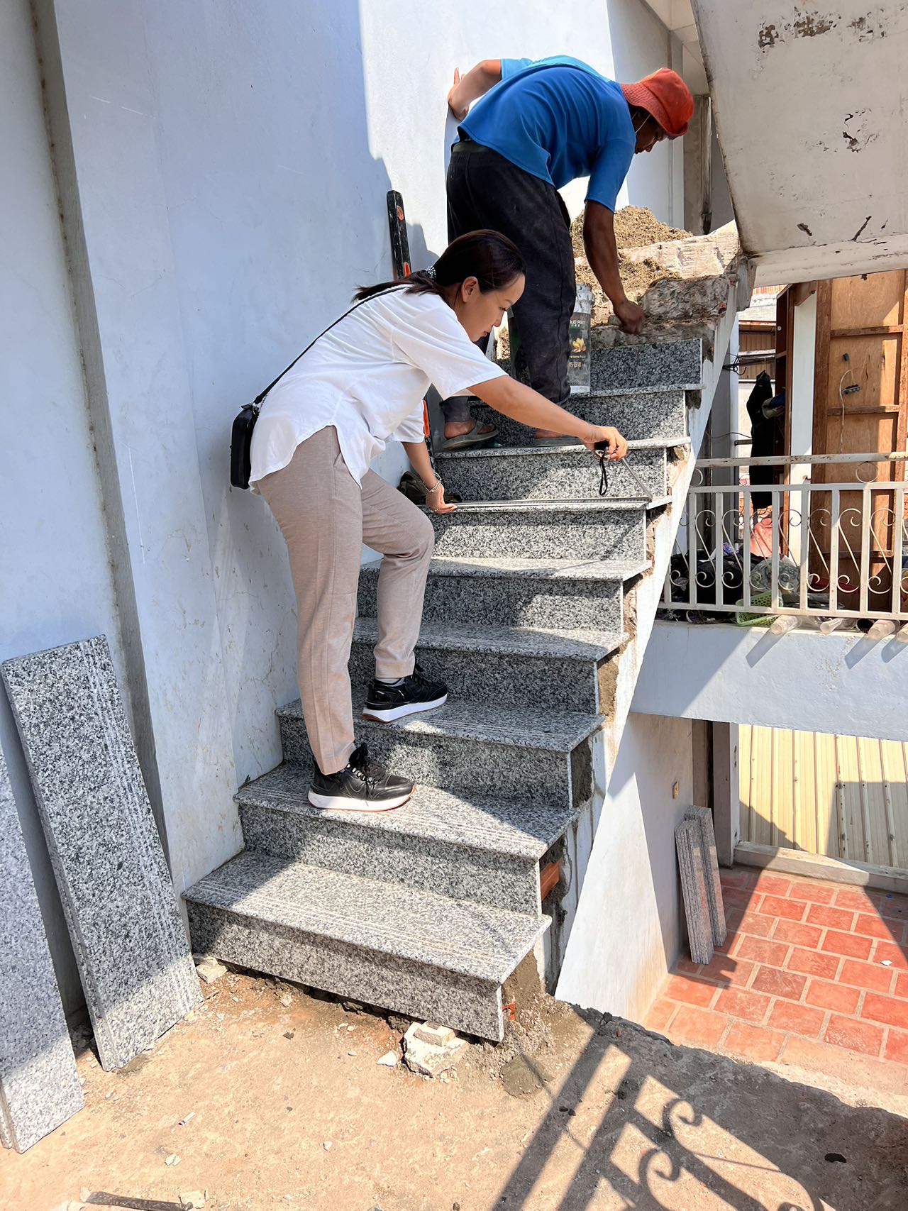 跟柬籍工人一起干活的自丽.jpg