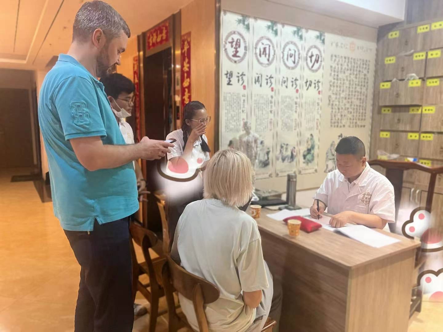 中医诊脉.jpg