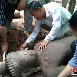 柬埔寨吴哥窟挖出700年前雕像 或为医院守护神