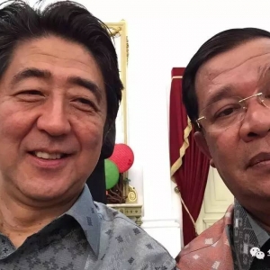为何上传两年前与安倍合照？！洪森强调只是