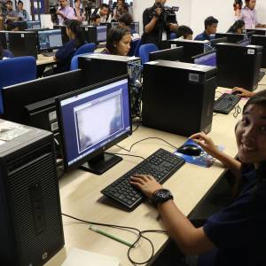 微软在金边启动“一小时编码”活动