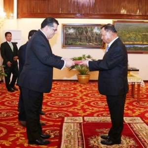 参议院主席赛冲会见也门共和国新任驻柬大使