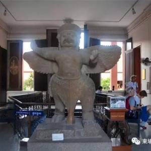 听说NAGA*场有个兄弟，跟苏利亚商场还是父子关系