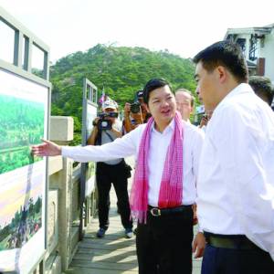 吴哥窟风光摄影展在黄山之巅开幕