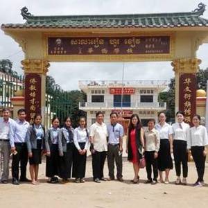 中国银行金边分行领导到实居省华侨学校看望师生
