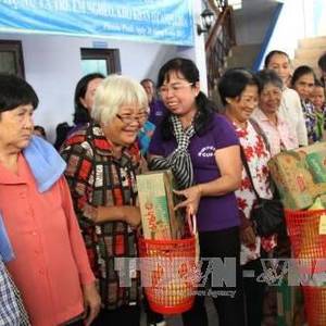 越南胡志明市妇女向金边贫困者赠送慰问品
