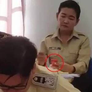 开会玩手机，小心摊上大事！