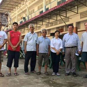 郑棉发勋爵走访乌廊启华学校