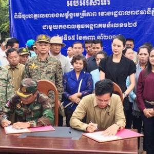 坤盛市长率团慰问128号步兵旅
