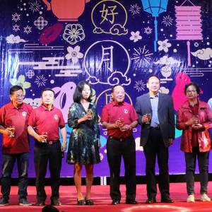 举头望他乡明月 举杯共祝祖国好 柬埔寨中国港澳侨商总会欢聚中秋 ... ...