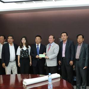 向柬华总会捐助2万美元建新办公楼
