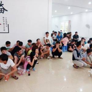 执法官员联手逮捕101名诈骗嫌犯
