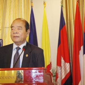 任万达主席：共同做好垃圾处理和排水系统工作