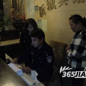 中国民警帮助柬埔寨女子顺利入驻宾馆