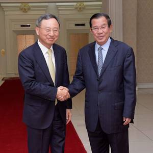 洪森总理会见韩国电讯公司代表团