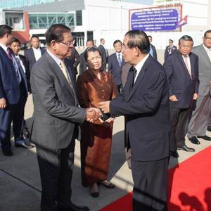洪森率政府高级代表团 出席前泰王普密蓬火葬礼