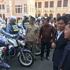 金边严阵以待 市长：示威就镇压