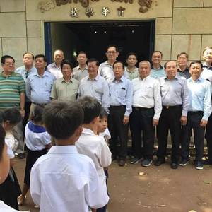 柬华理事总会侨领关心华教事业 赞助哥条市育华学校5300美元