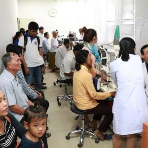 安良医院义诊开始 免费做白内障手术