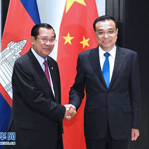 李克强会见柬埔寨首相洪森
