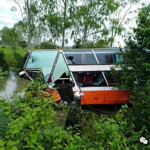 2死7伤，旅游大巴超速出车祸！