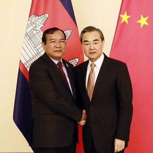 王毅会见柬埔寨外长布拉索昆