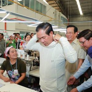 首次直接深入生产第一线 洪森视察慰问金速旺制衣厂
