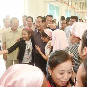 洪森总理勤政爱民 每周三次深入工厂