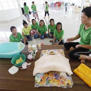 柬埔寨帮佣恢复输出马来西亚 每人发智慧型手机用于求助