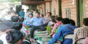 金边棉芷区红十字会为贫民分发救济物资