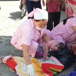 产妇路边诞男婴