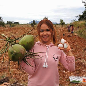 柬埔寨人在地里干活累了，直接在田里这样做美食