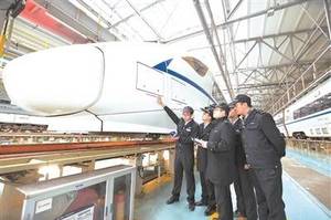 中国研制自动驾驶高铁列车