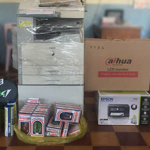 中国大使馆向培华公校捐赠办公用品