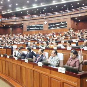 国王为政府和国会点赞！