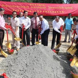 郑棉发勋爵：每所华校都凝聚着众多华人的力量