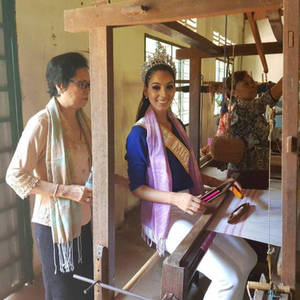 环球小姐后冠佳丽到访柬“妇女发展中心”