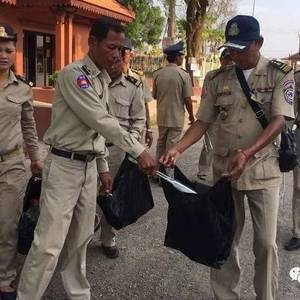 多名武装人员游走大街“捡垃圾”