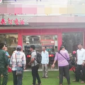 西港外资企业商店招牌乱象引热议