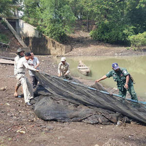 执法官员展开行动 严禁非法打捞