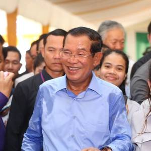 洪森不惧大选，望各政党同台参选！